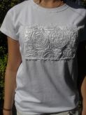 camiseta branca:  detalhe com flores em cetim
