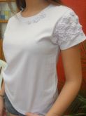 Camiseta fuxico e pérolas