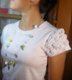 Camiseta Branca com Manga em Fuxico + Colar