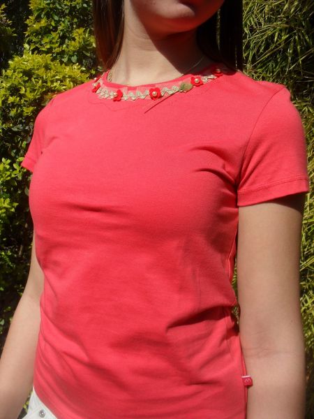 camiseta laranja: detalhes na gola em flores e fita de voal
