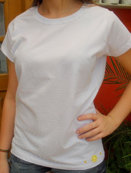 camiseta detalhe de "miçanga líquida"