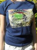 camiseta azul marinho: detalhe em cetim estampado