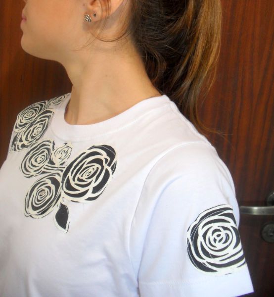 Camiseta Branca apliques Rosas Branca/Preta