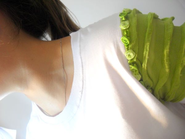 Camiseta Branca com Manga em Tecido verde + Rosinhas