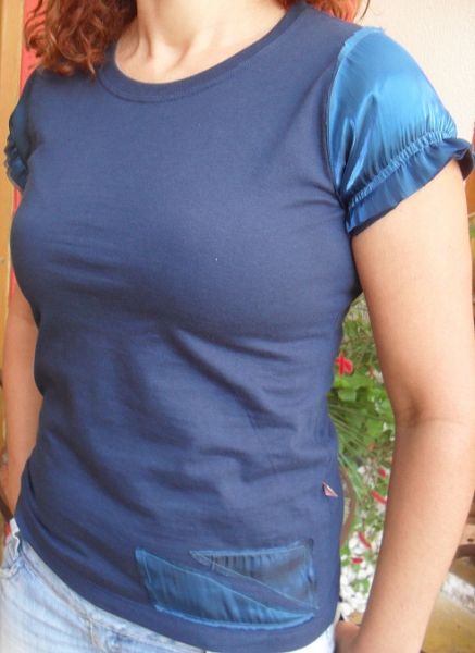 camiseta com detalhe voal na manga