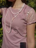 camiseta rosa velho, detalhes: renda e flores em cetim.