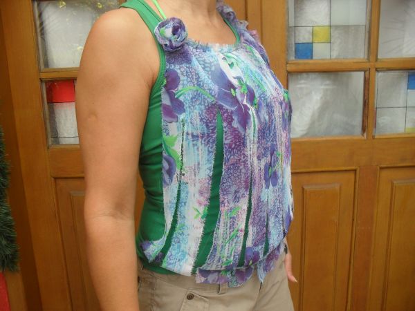 nadador verde: frente em tiras de seda estampada. Linda!