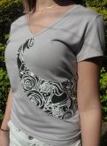 camiseta em cotton decote V, detalhe: branco/preto