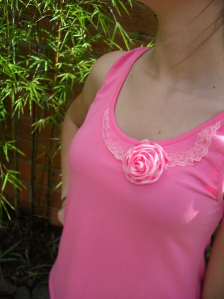 Blusinha detalhe renda e flor em seda