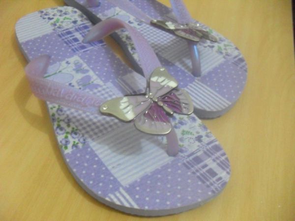 Chinelo lilás fundo em tecido e correia com Borboleta