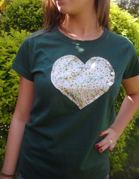 camiseta com coração em cetim