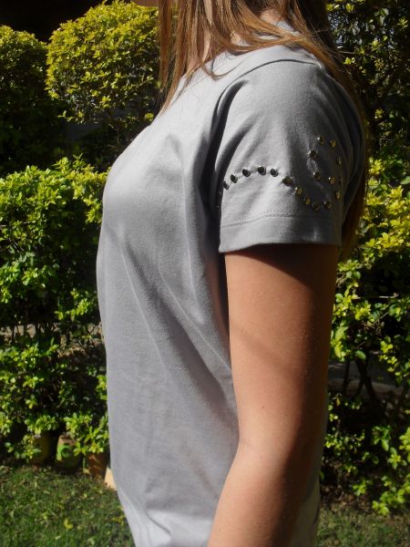 CAMISETA CINZA DESENHO EM TACHAS METALIZADAS