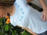 Camiseta borboleta em voal pespontada e flores