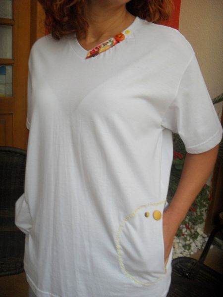 camiseta decote ''V'' bolsos laterais