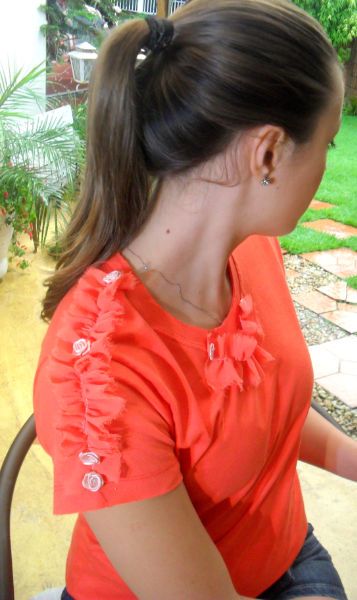 Camiseta Laranja detalhes Seda + rosas cetim + pérolas