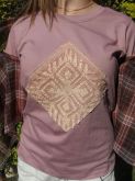 camiseta rosa velho: mandala em mesmo tom